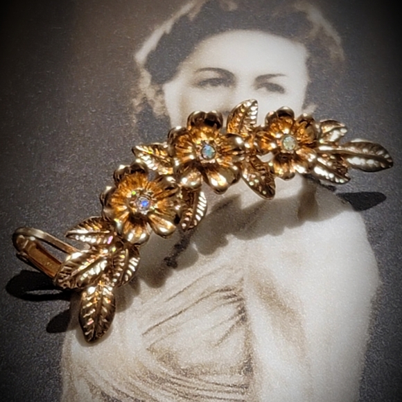 Faux gold & pearl Roman floral post/cuff earring. - Picture 4 of 4